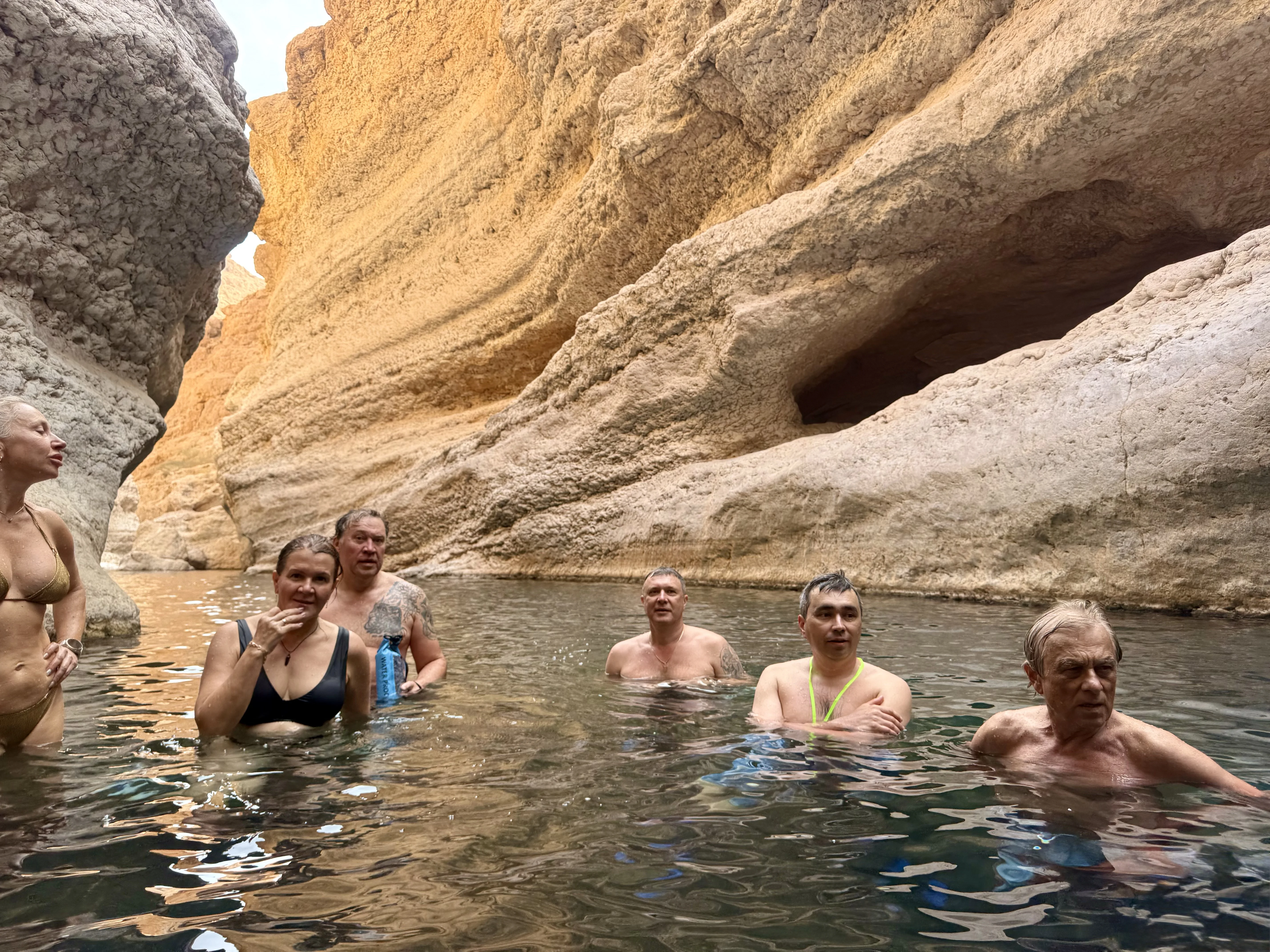 Группа купается в каньоне — золотые скалы вокруг