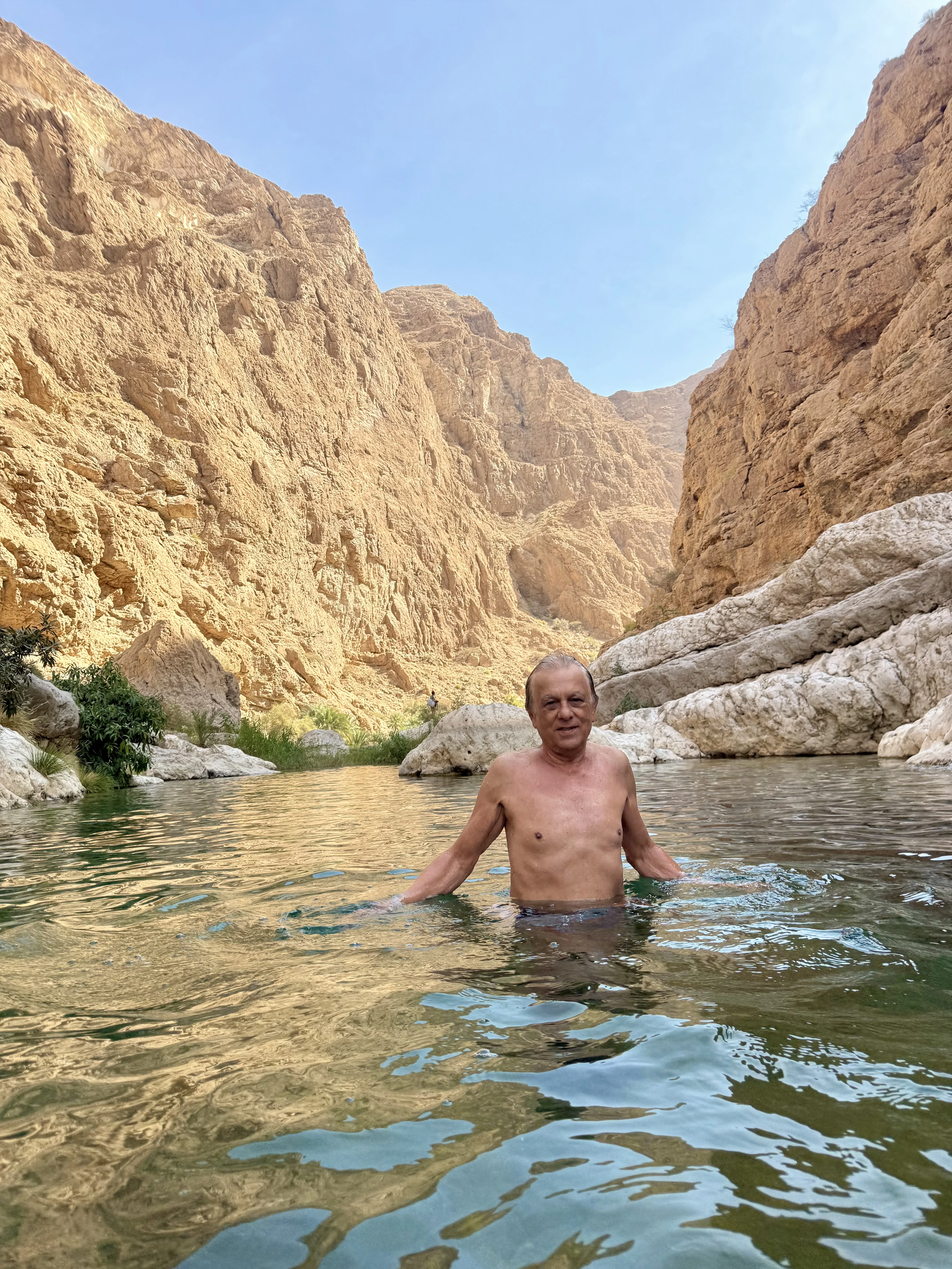 Купание в горном каньоне — кристальная вода между скал