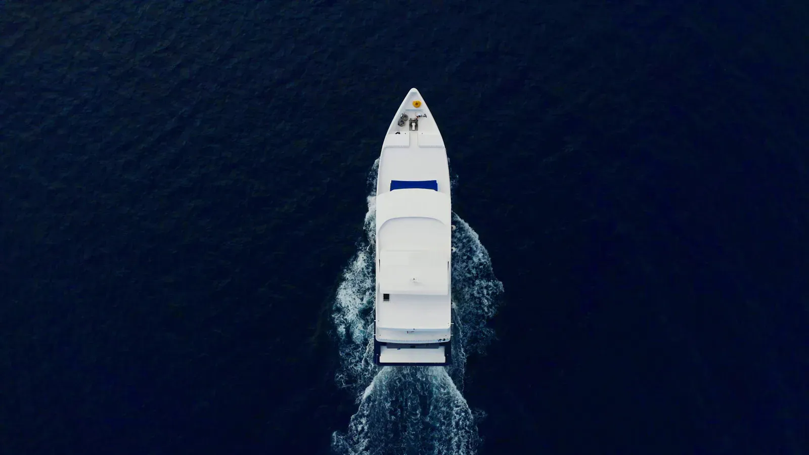 Яхта сверху в океане