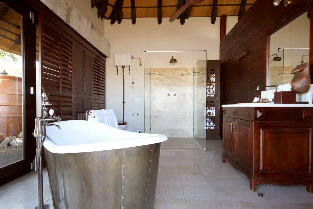 Ванная под соломенной крышей