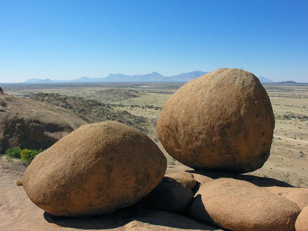 Гигантские валуны с видом на пустыню