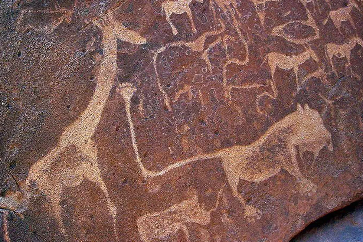 Древние наскальные петроглифы с животными