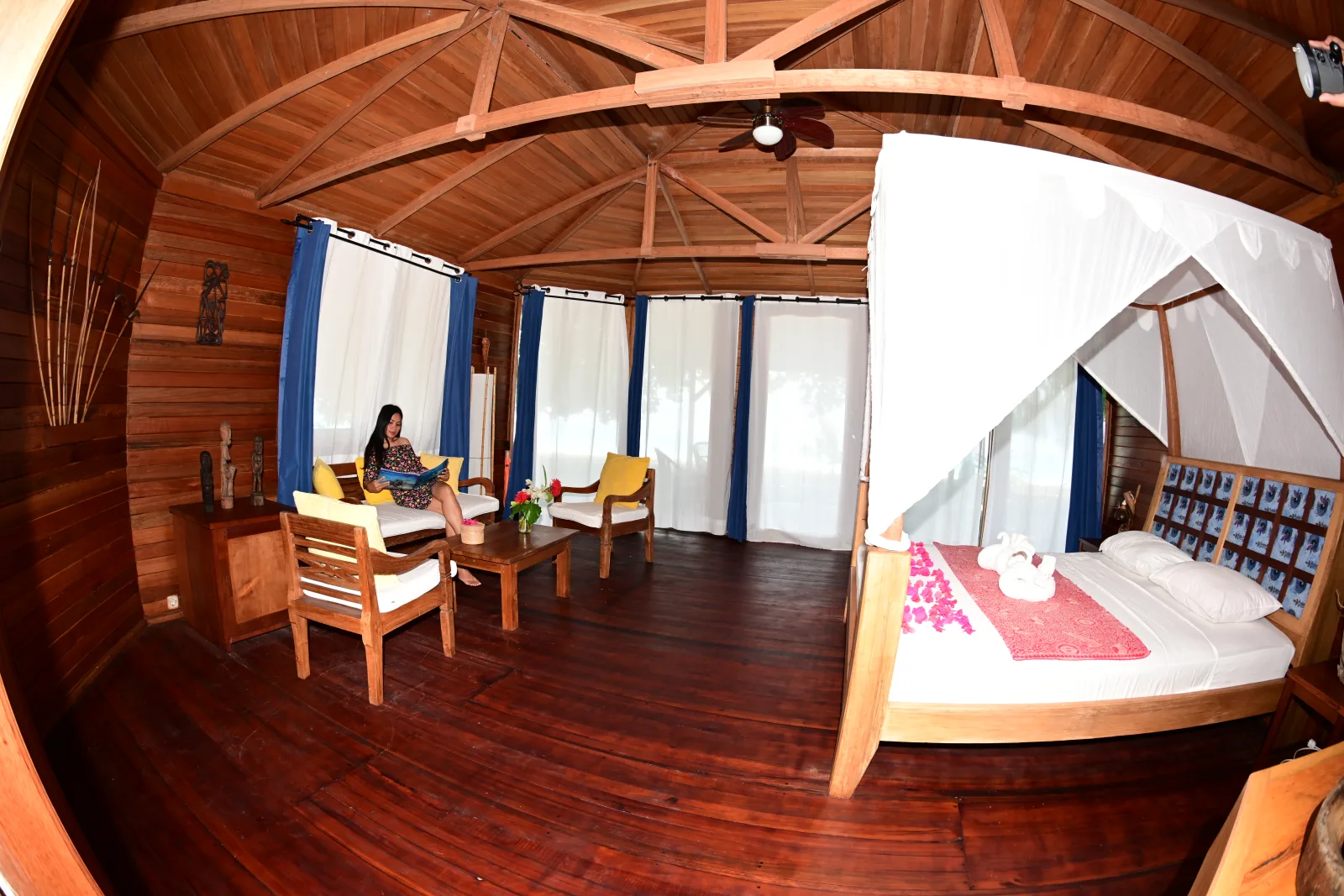 Спальня и гостиная Deluxe Cottage под деревянным потолком