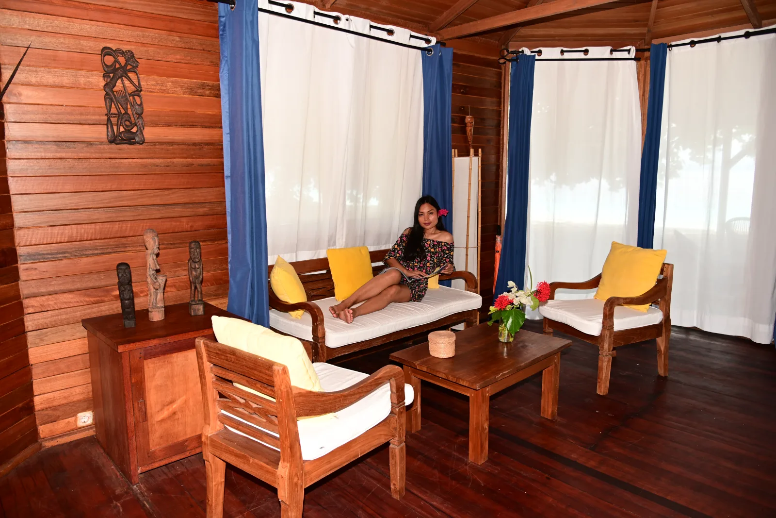 Зона отдыха с креслами в Deluxe Cottage