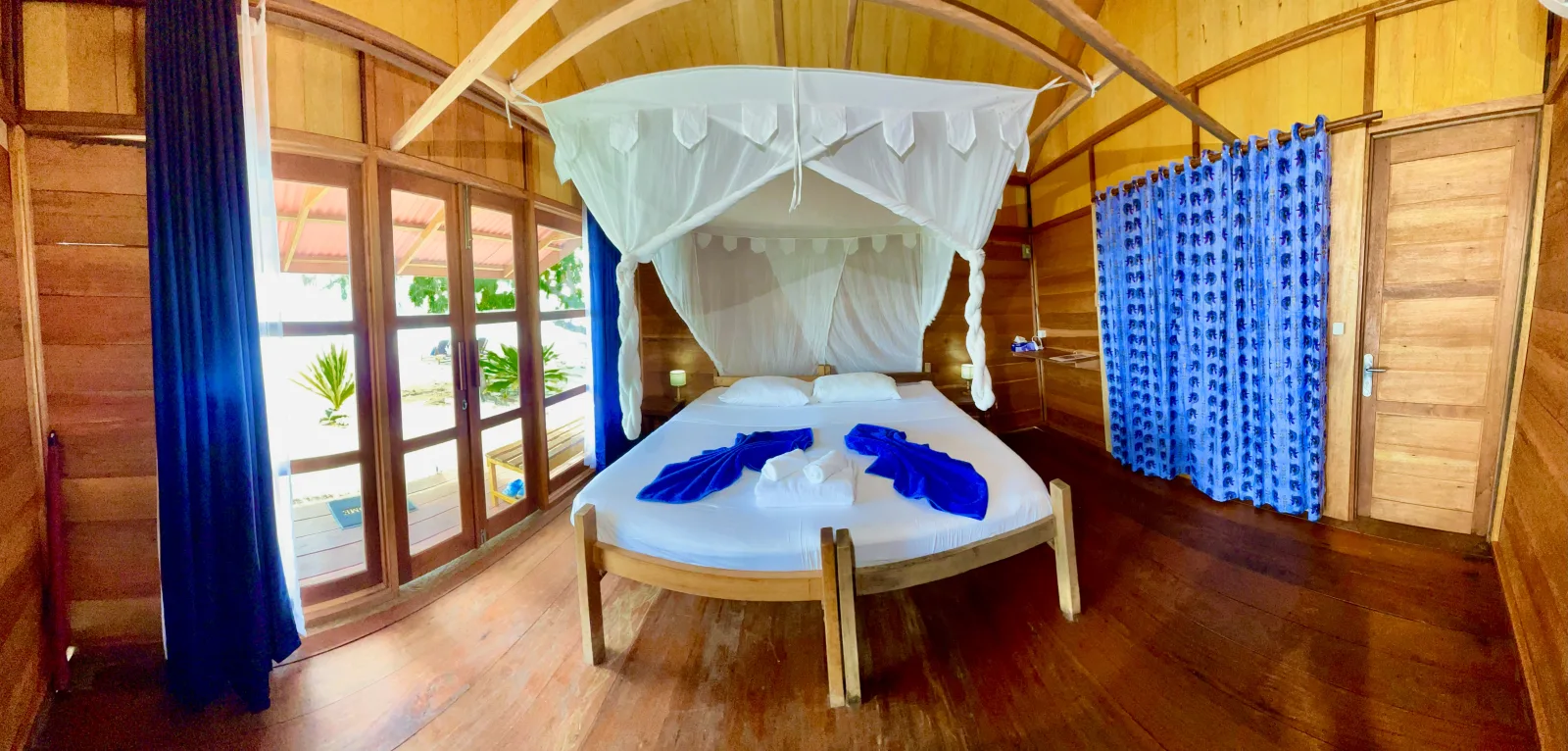 Спальня Raja Cottage с окнами на пляж
