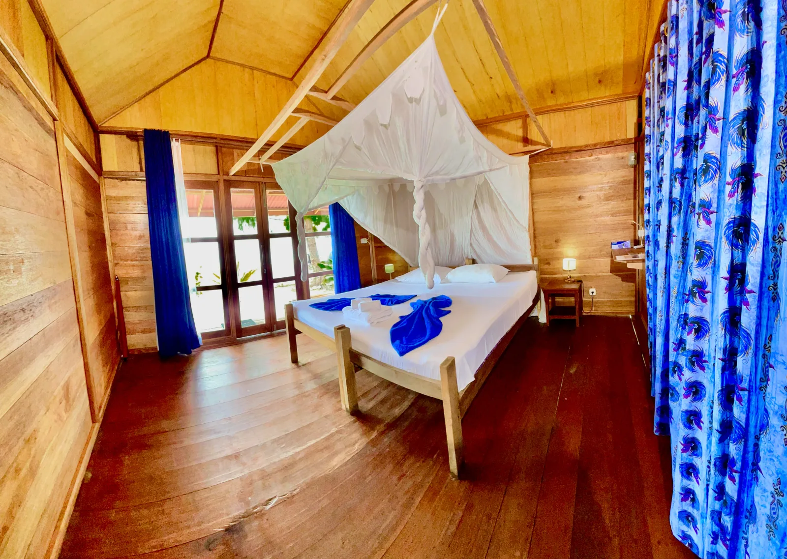 Деревянный интерьер Raja Cottage на острове Агуста