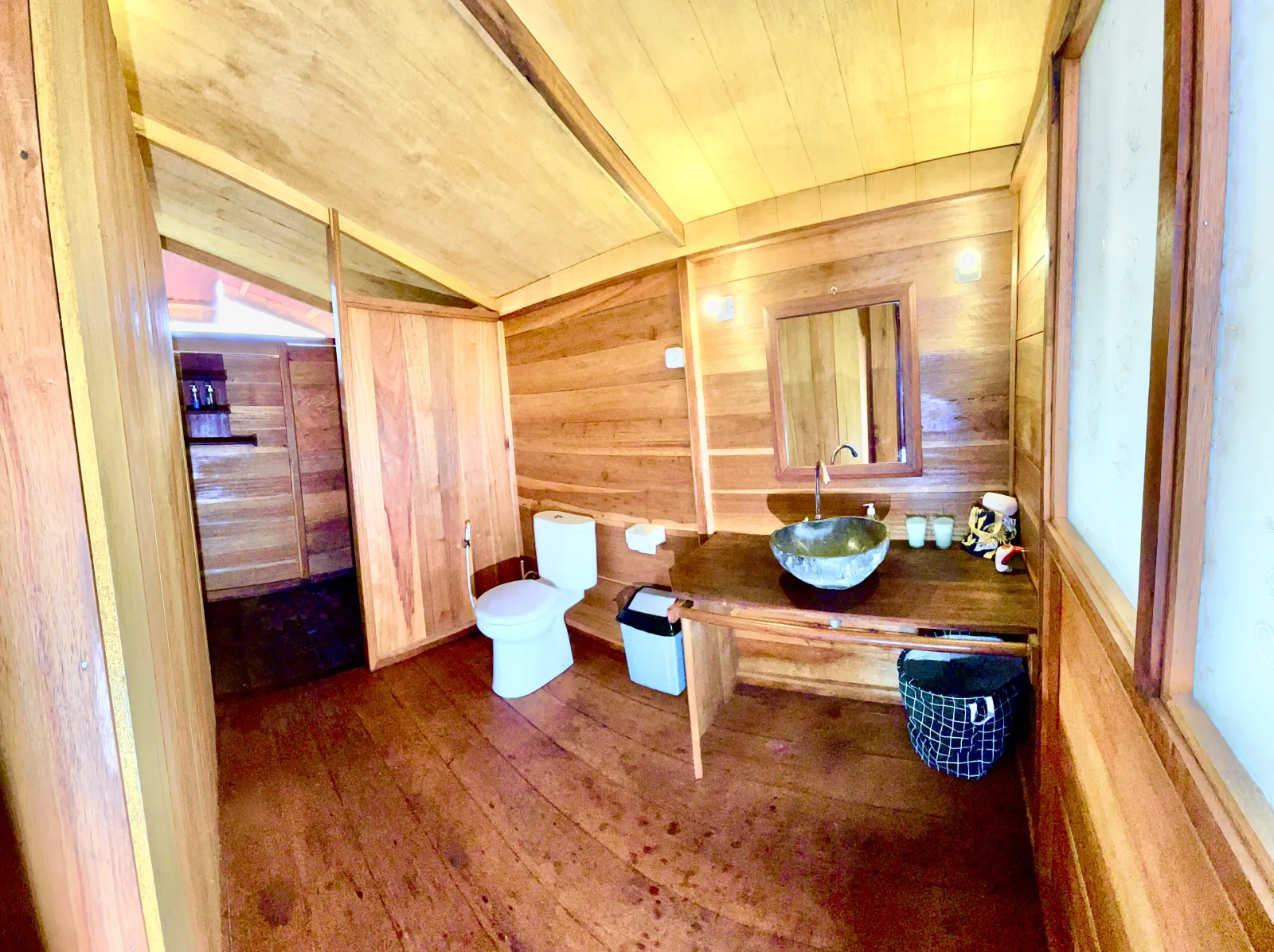 Санузел Raja Cottage с раковиной и душем