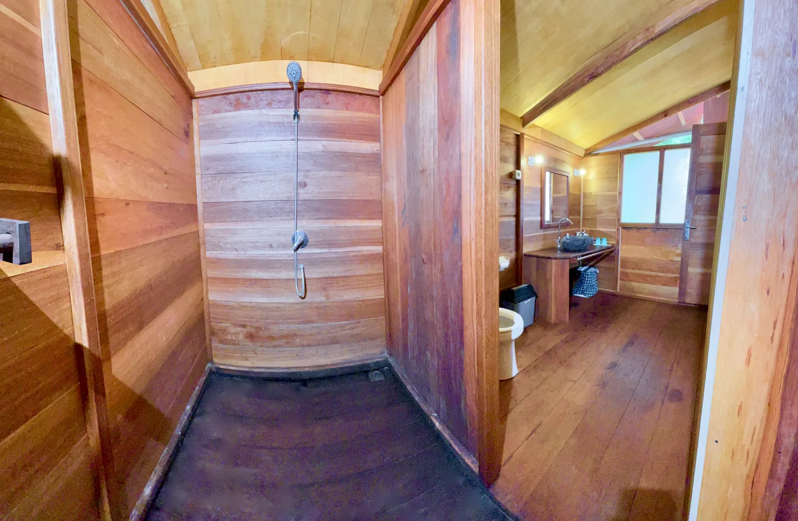 Душевая в деревянном Raja Cottage