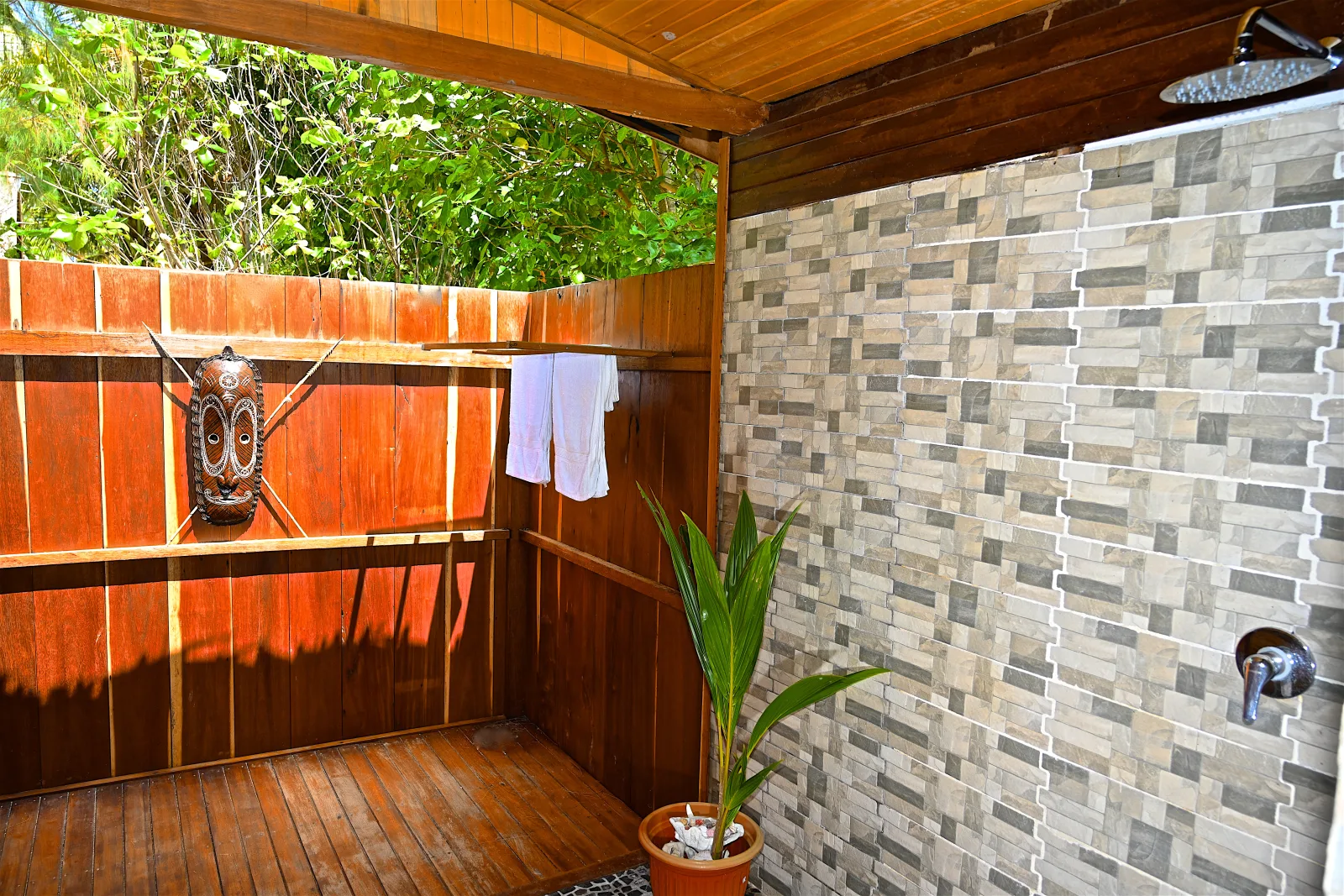 Открытый душ Superior Cottage с каменной стеной