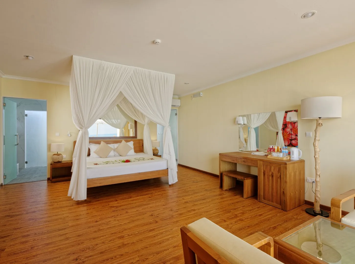 Premium Water Bungalow — спальня