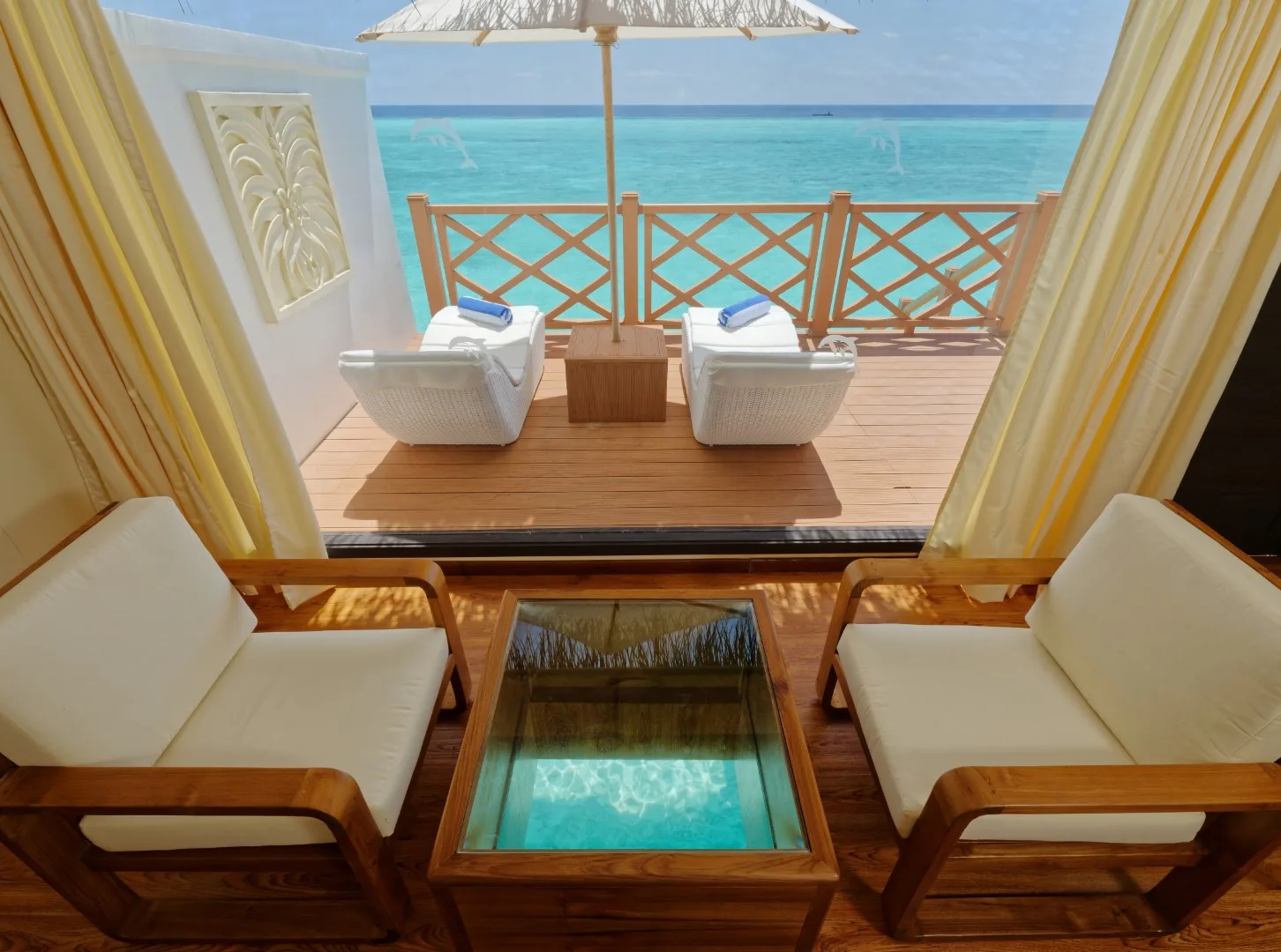 Premium Water Bungalow — терраса со стеклянной вставкой в полу