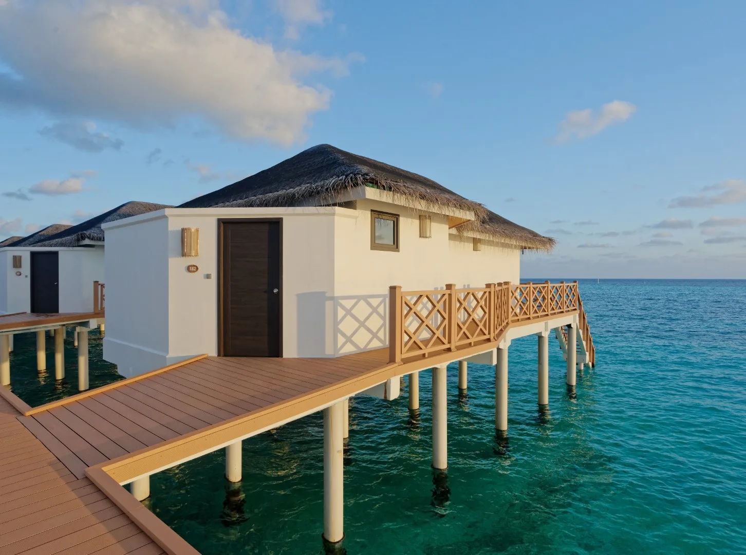 Premium Water Bungalow — бунгало на сваях над лагуной