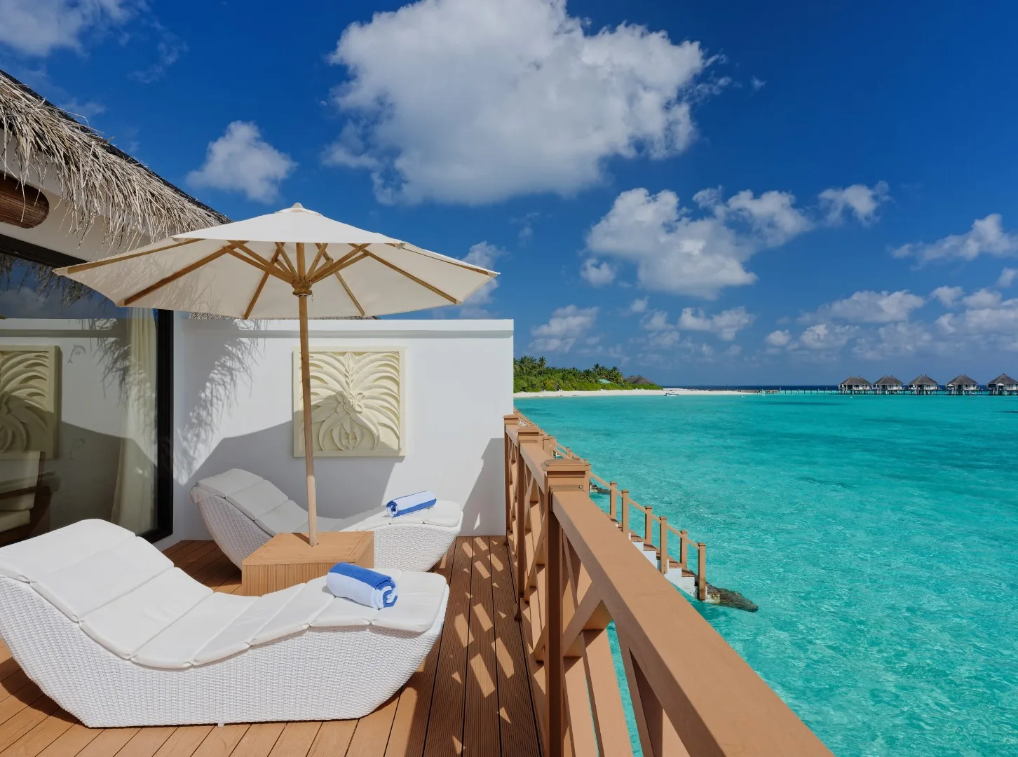 Premium Water Bungalow — солнечная терраса