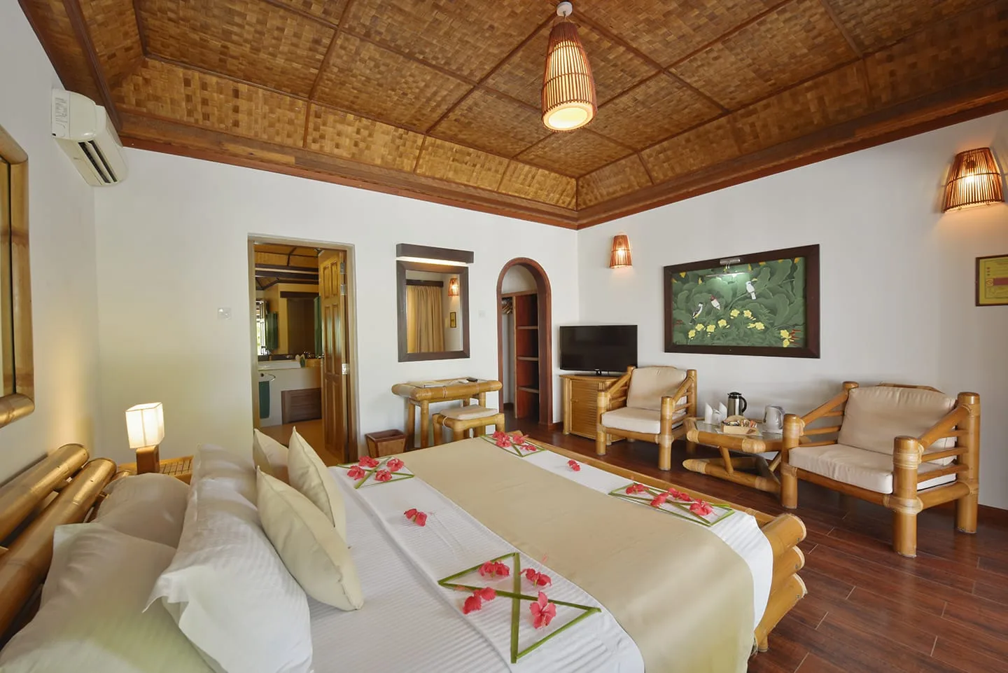 Superior Beach Bungalow — спальня