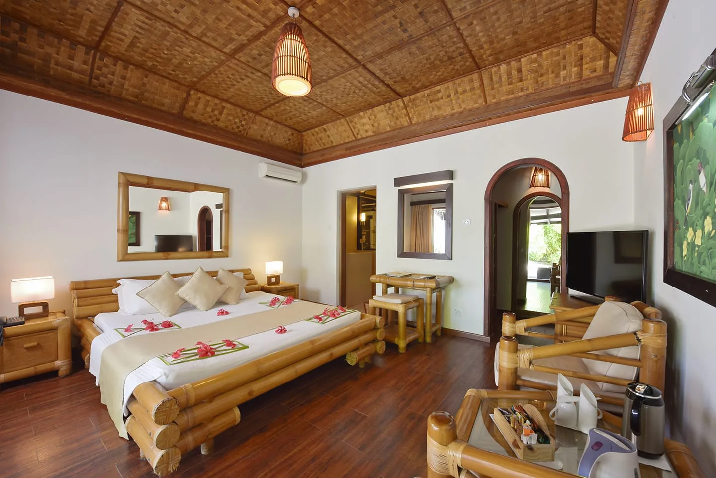 Superior Beach Bungalow — интерьер с кроватью king-size