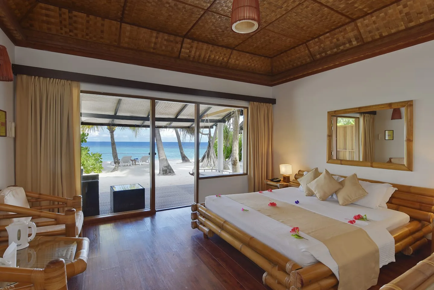 Superior Beach Bungalow — вид из бунгало на пляж