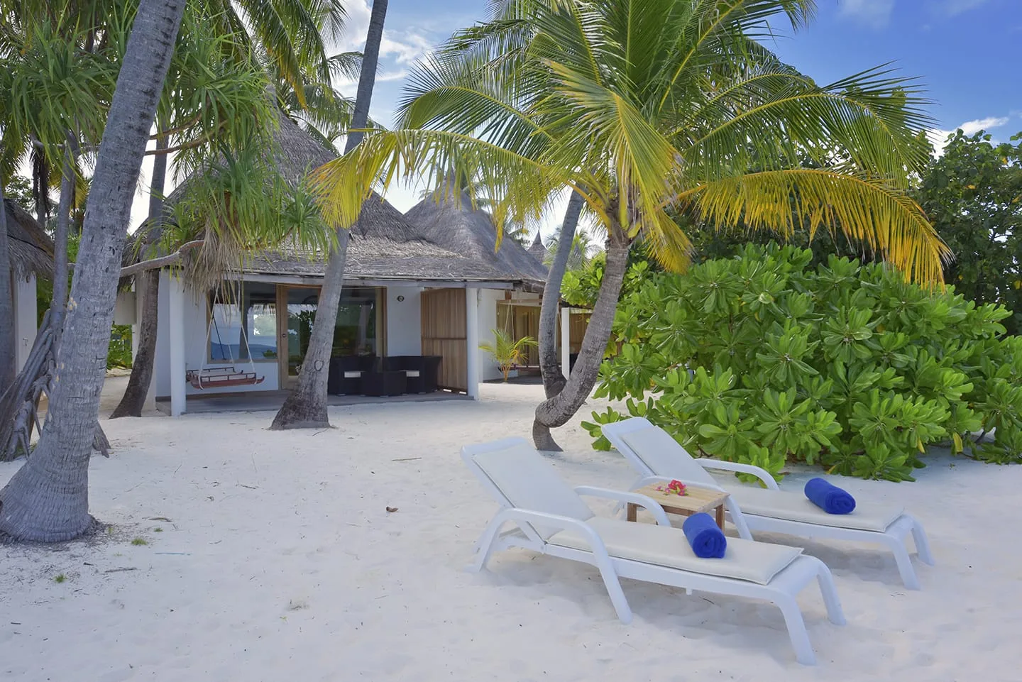 Superior Beach Bungalow — бунгало и лежаки на песке