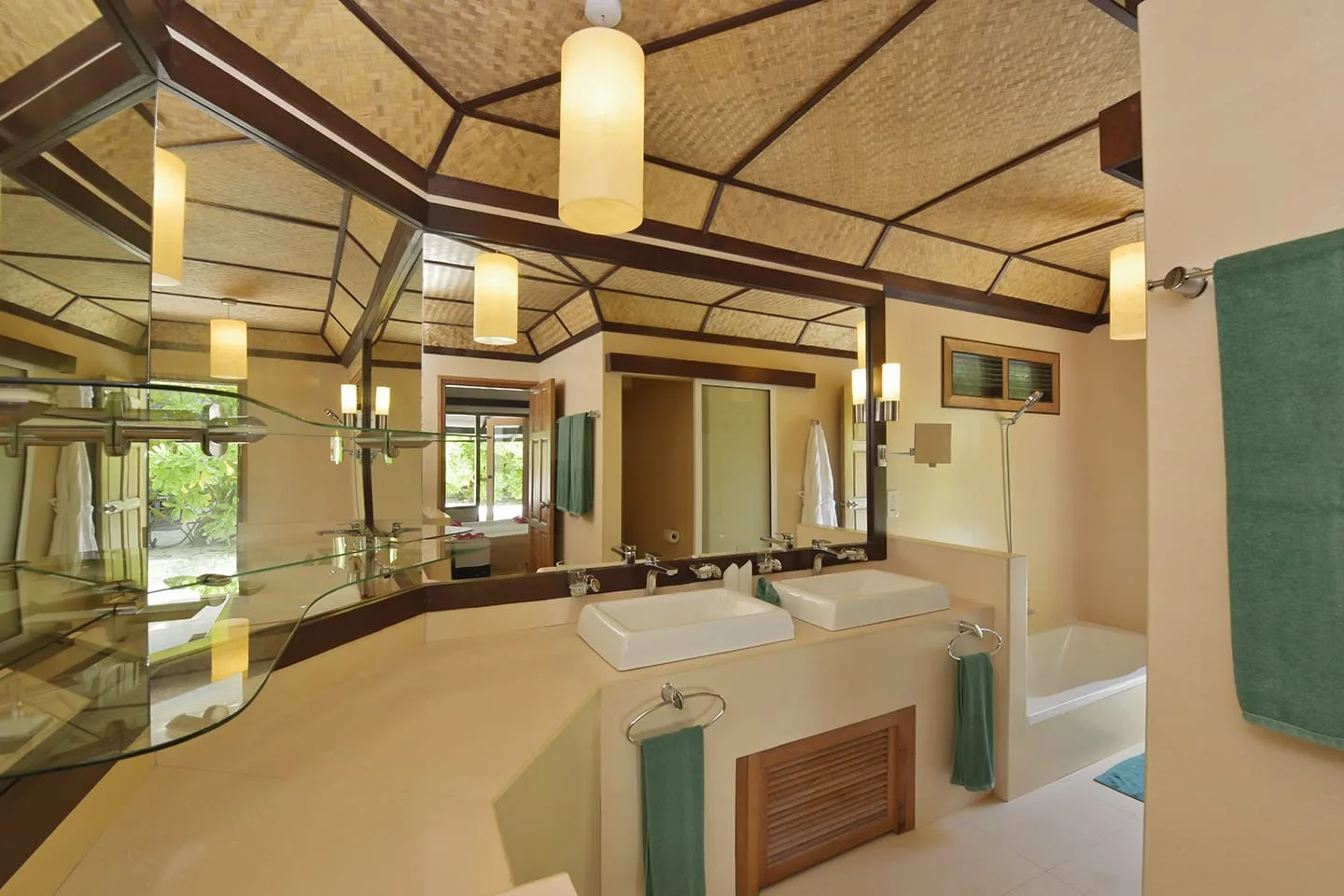 Superior Beach Bungalow — ванная комната