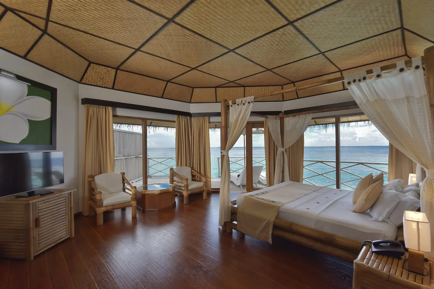 Superior Water Bungalow — интерьер с видом на лагуну