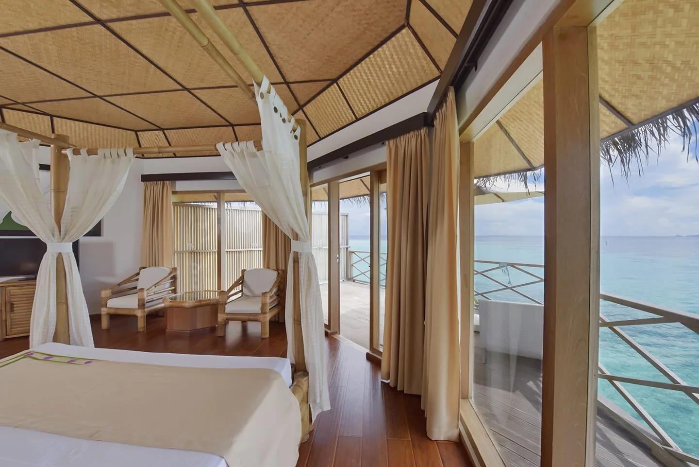 Superior Water Bungalow — спальня с балдахином