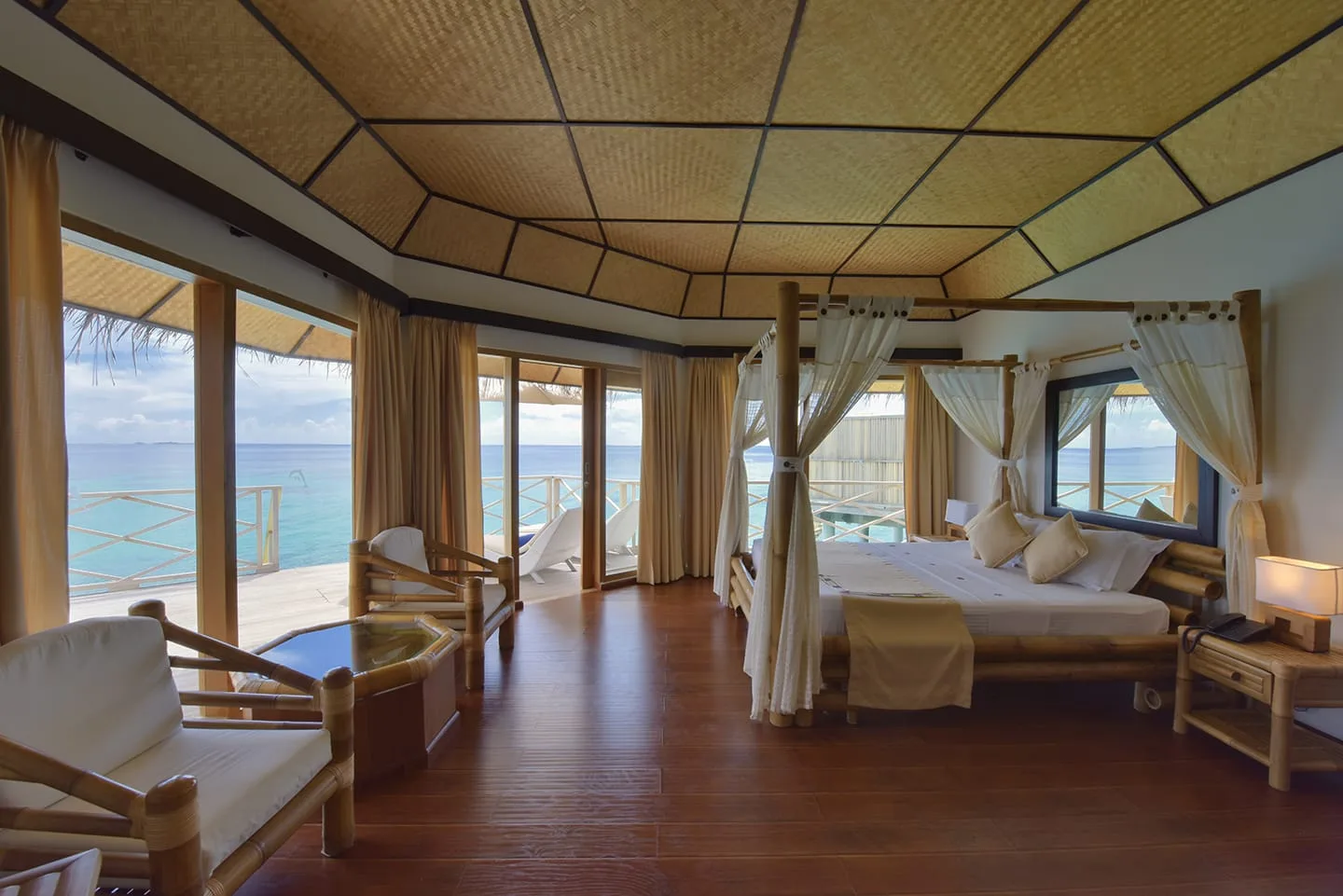 Superior Water Bungalow — гостиная зона и ванна