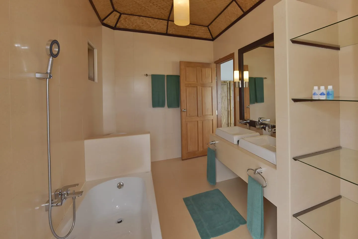 Superior Water Bungalow — ванная комната