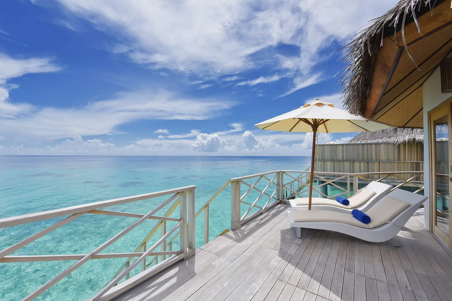 Superior Water Bungalow — терраса с лежаками над водой