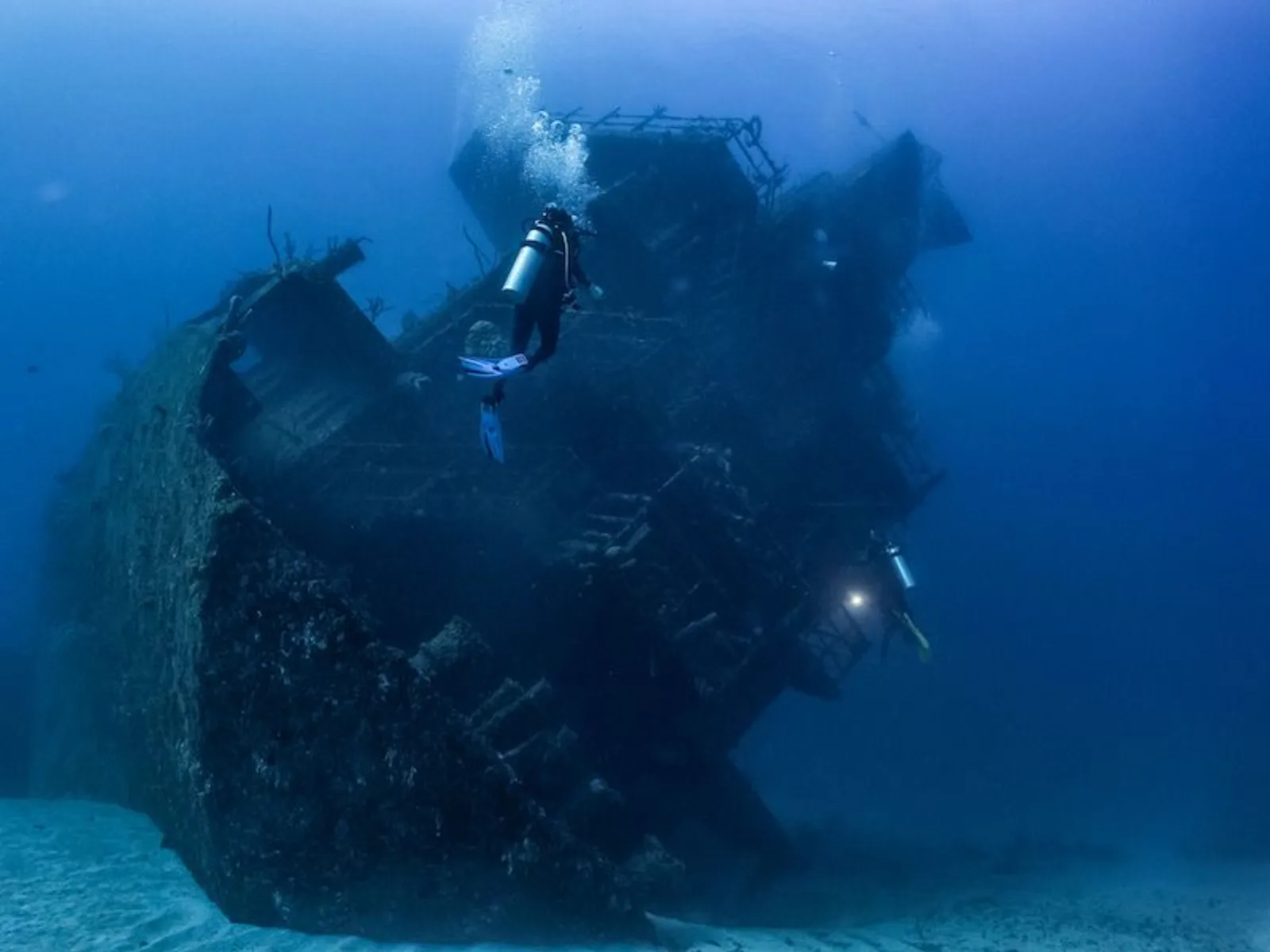Затонувшее судно Odyssey под водой