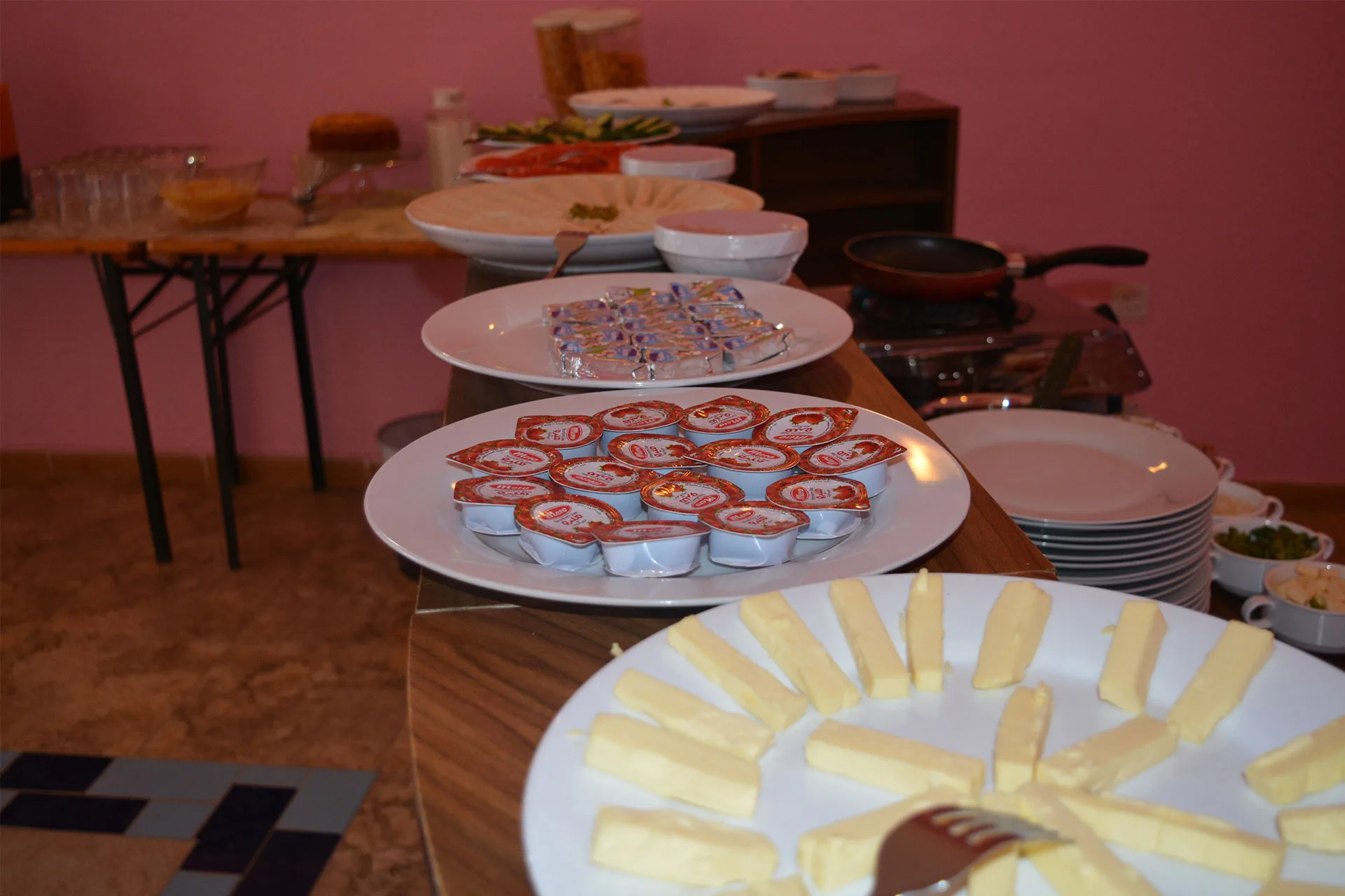 Накрытый буфет в ресторане