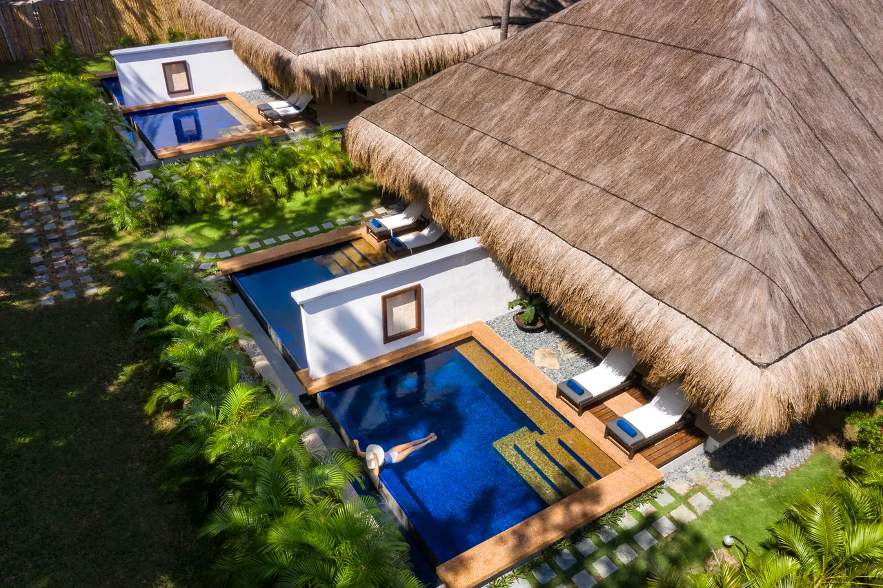 Pool Suite с высоты — бассейн и крыша
