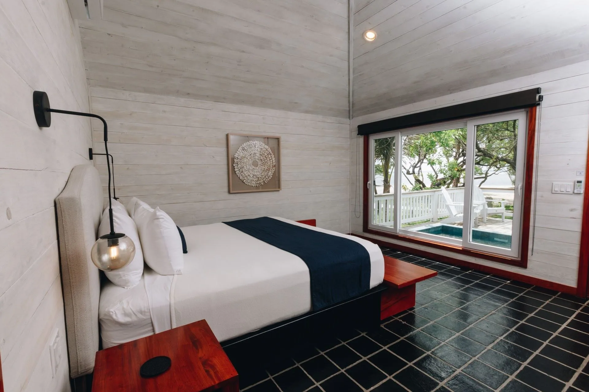Deluxe Beach View Villa — спальня