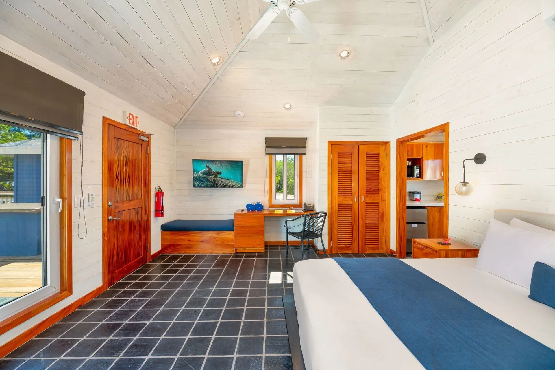 Deluxe Beach View Villa — рабочий уголок и кровать