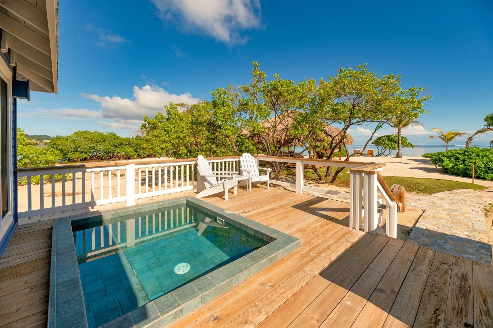 Deluxe Beach View Villa — палуба с бассейном