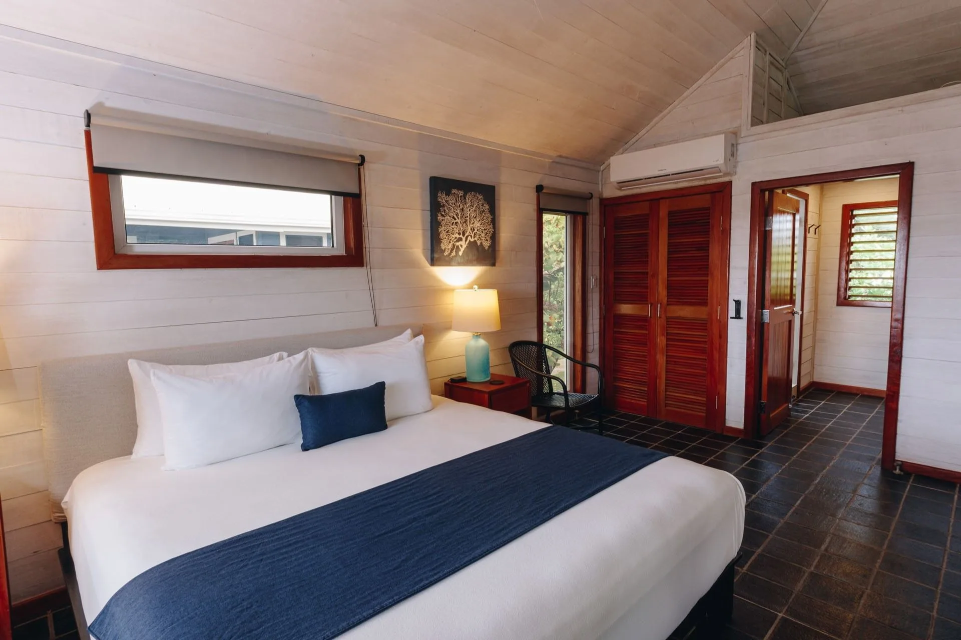 One Bedroom Oceanfront Villa — спальня