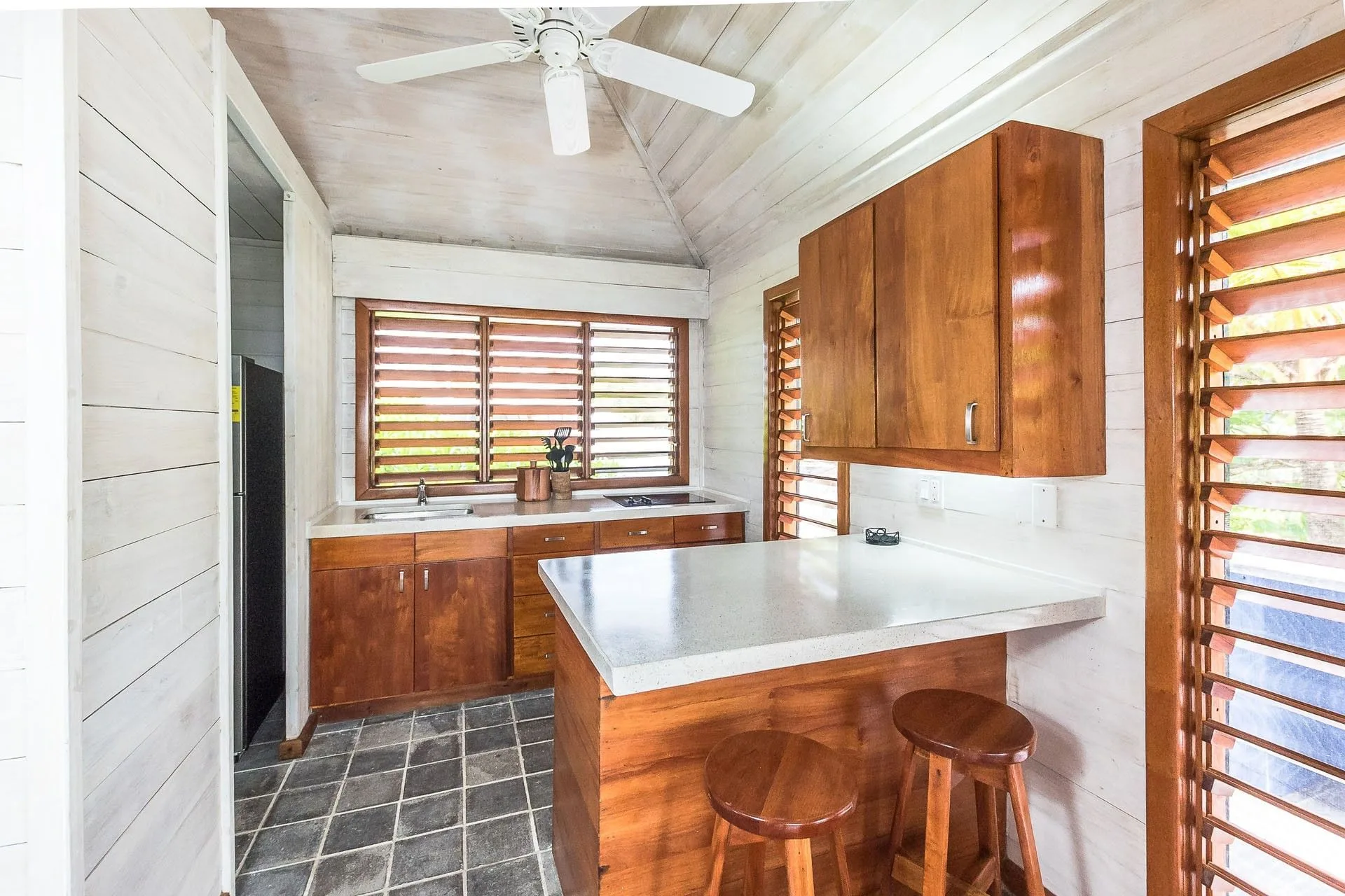 One Bedroom Oceanfront Villa — кухня