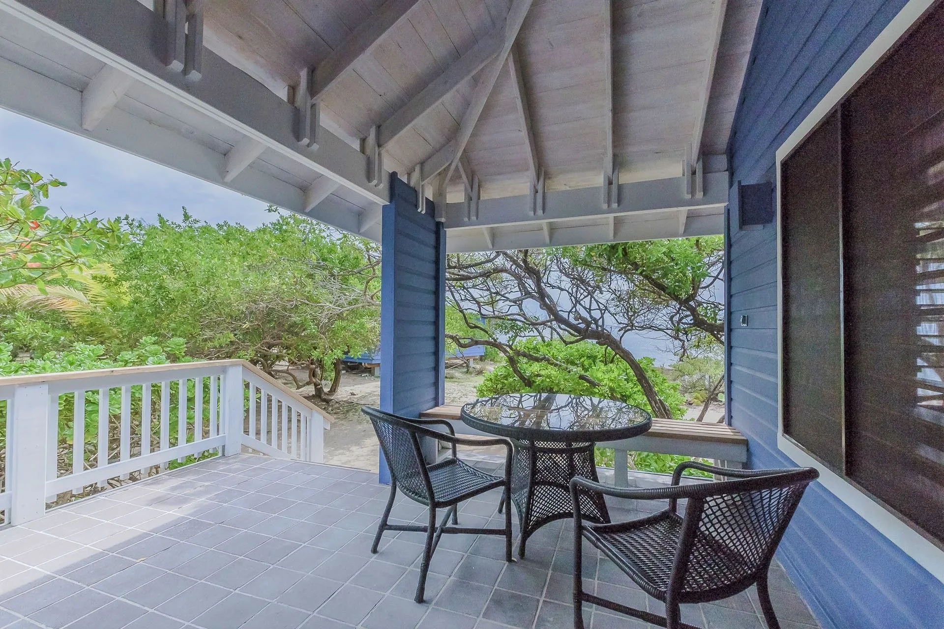 One Bedroom Oceanfront Villa — терраса