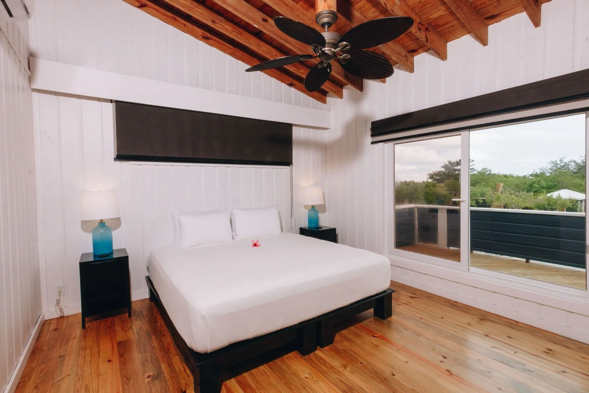Oceanview Two Bedroom Suite — спальня