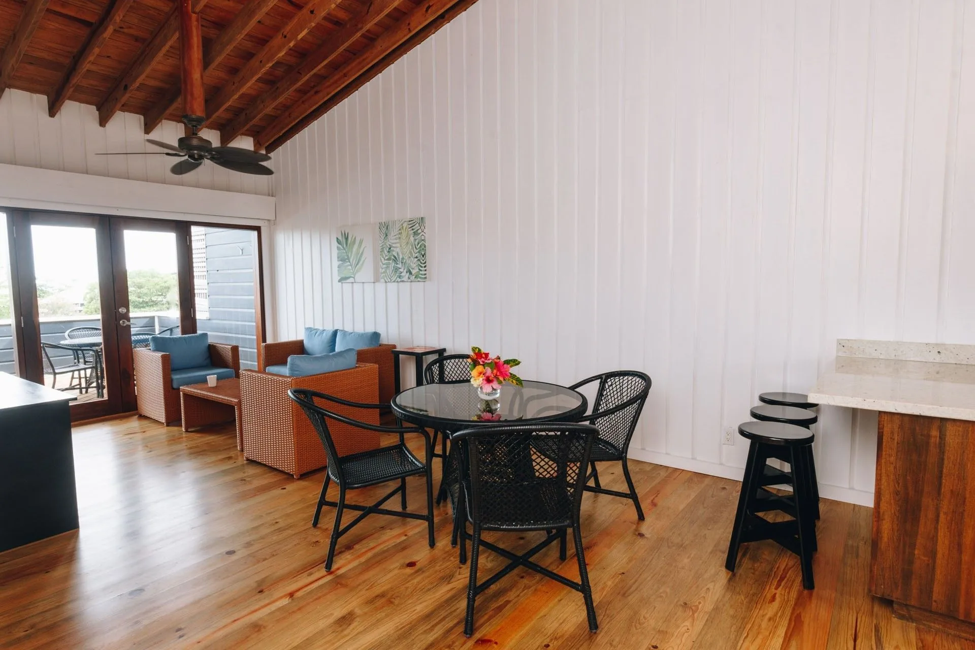 Oceanview Two Bedroom Suite — гостиная и обеденная зона