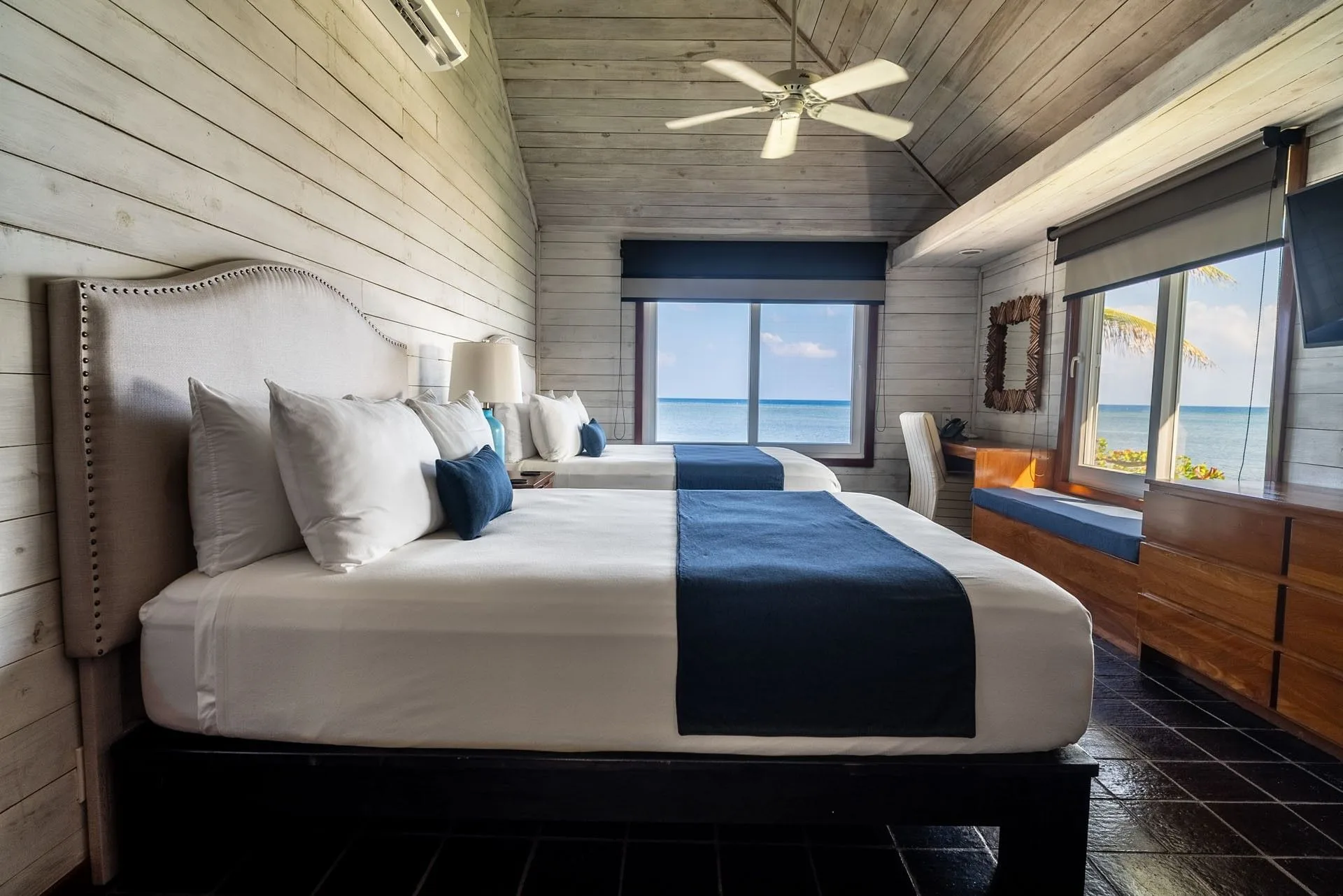 Two Bedroom Oceanfront Villa — спальня