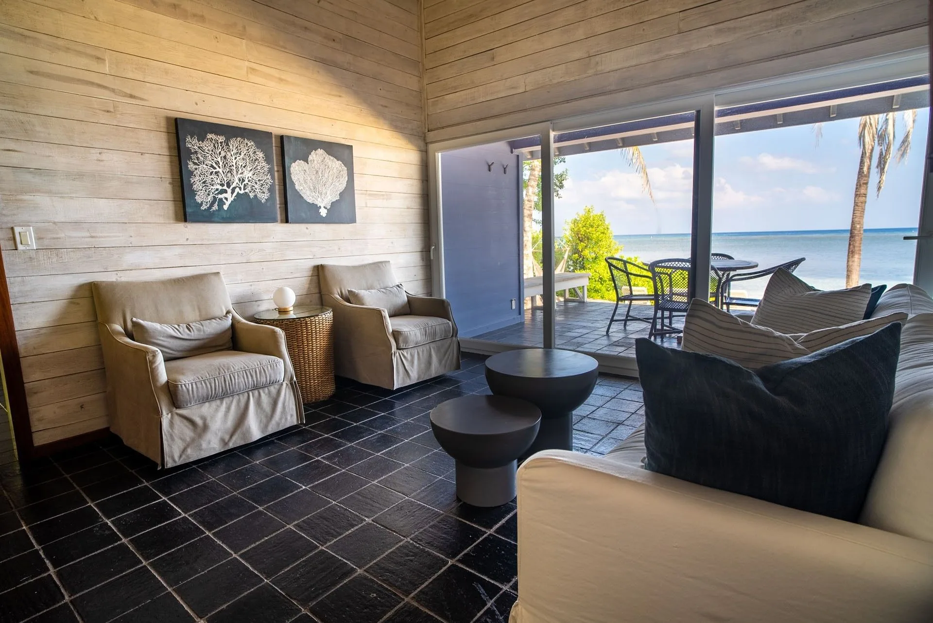 Two Bedroom Oceanfront Villa — гостиная с видом на море