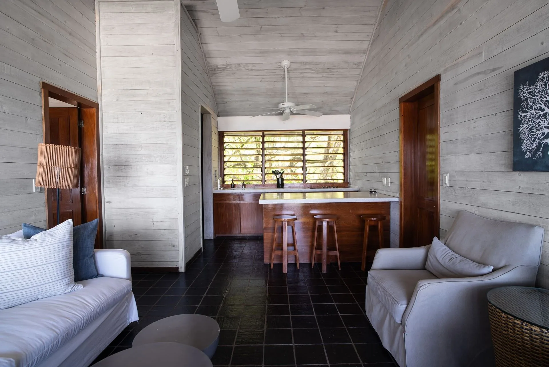 Two Bedroom Oceanfront Villa — гостиная и кухня