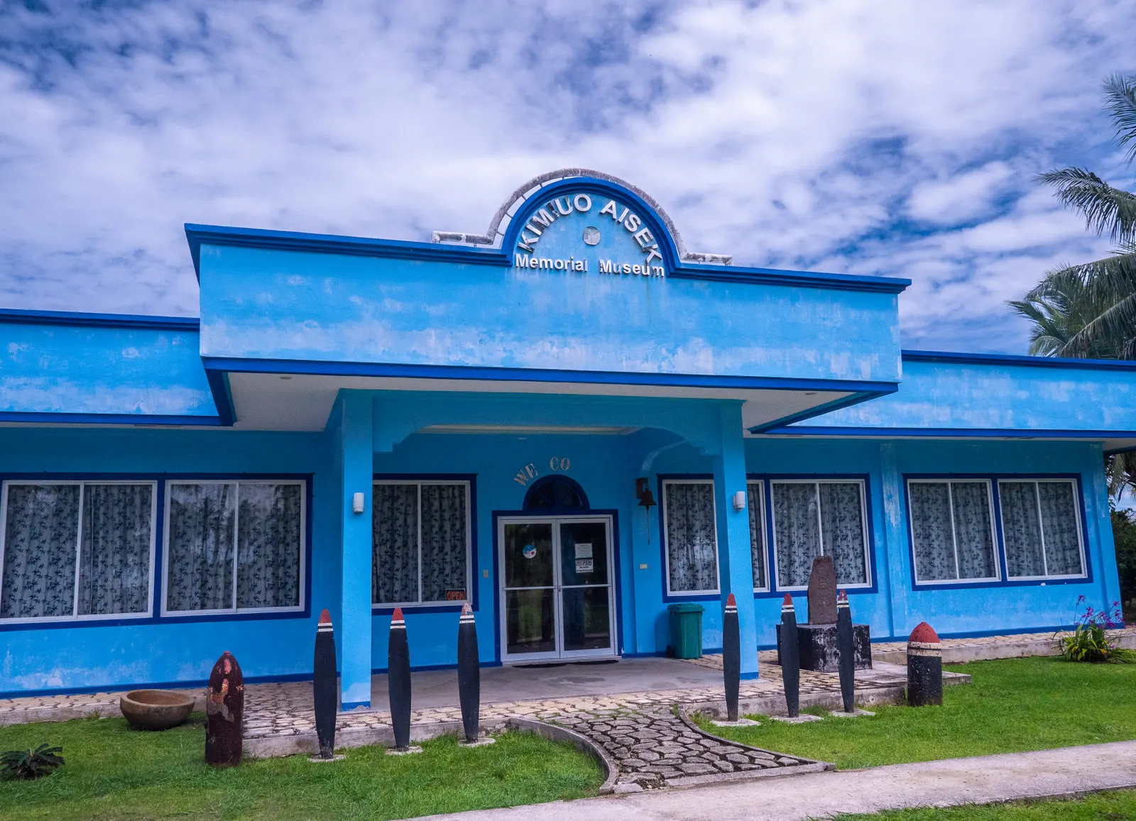 Синее здание дайв-центра