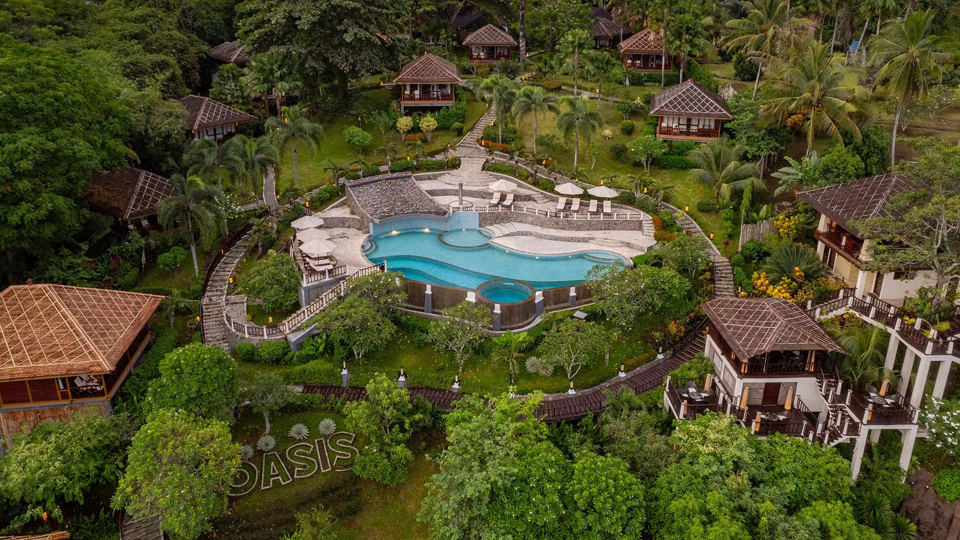 Bunaken Oasis с высоты — бассейн и коттеджи на склоне холма