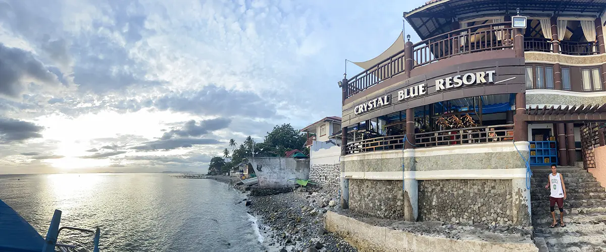 Crystal Blue Resort с воды на рассвете