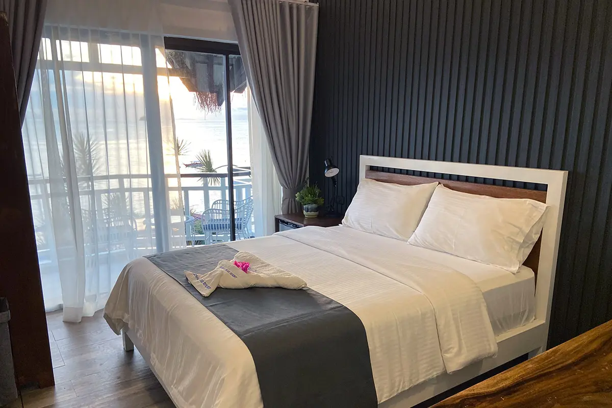 Superior Room — кровать queen-size у балкона