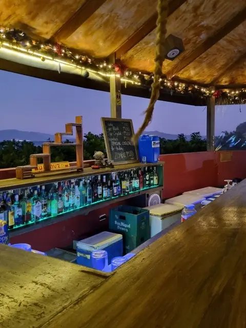 Стойка Point Bar в сумерках