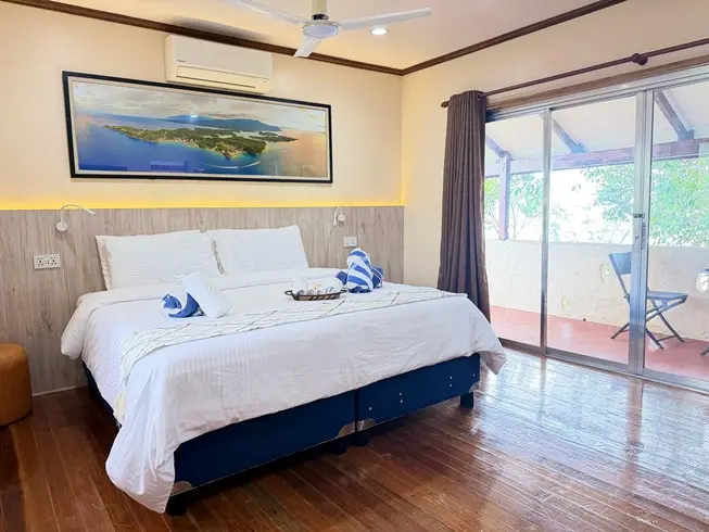 Seaview Room — кровать king-size и выход на балкон