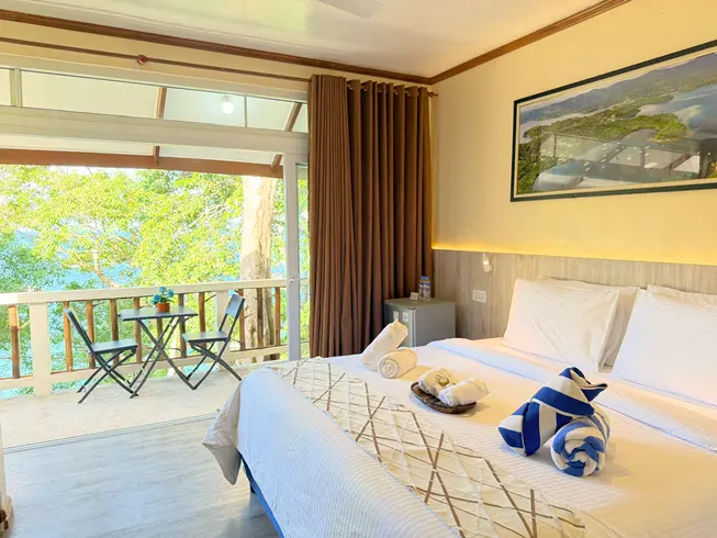 Seaview Room — кровать и открытые двери на террасу