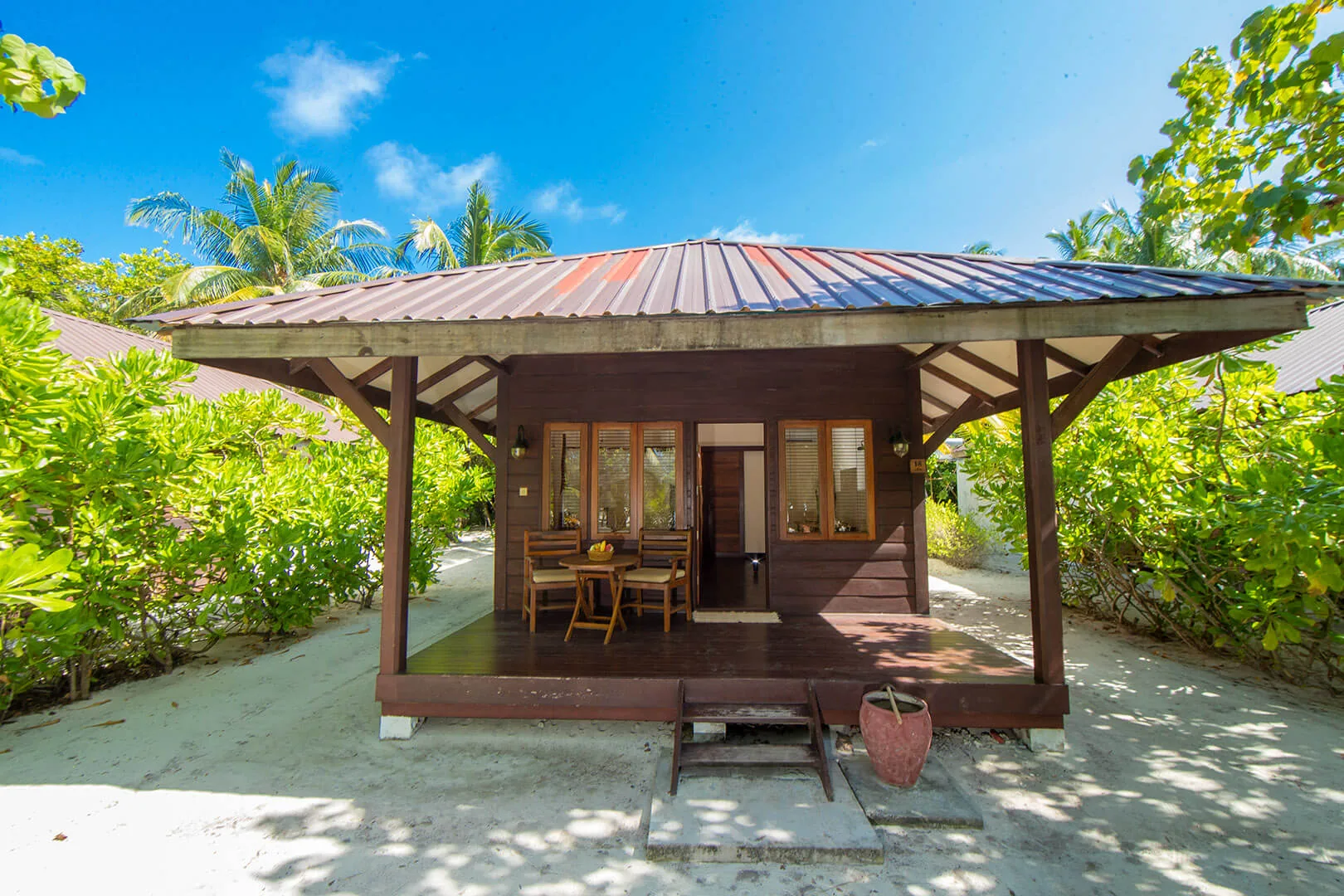 Deluxe Beach Villa — терраса и вход в виллу