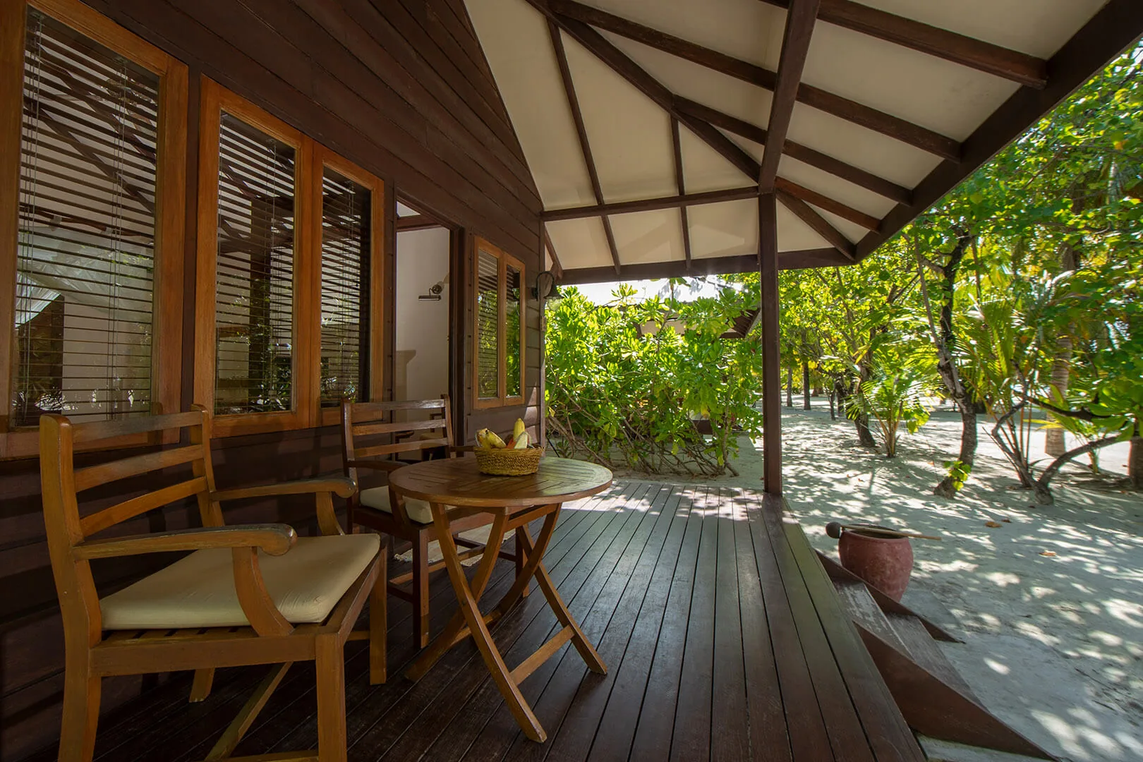 Deluxe Beach Villa — веранда с мебелью